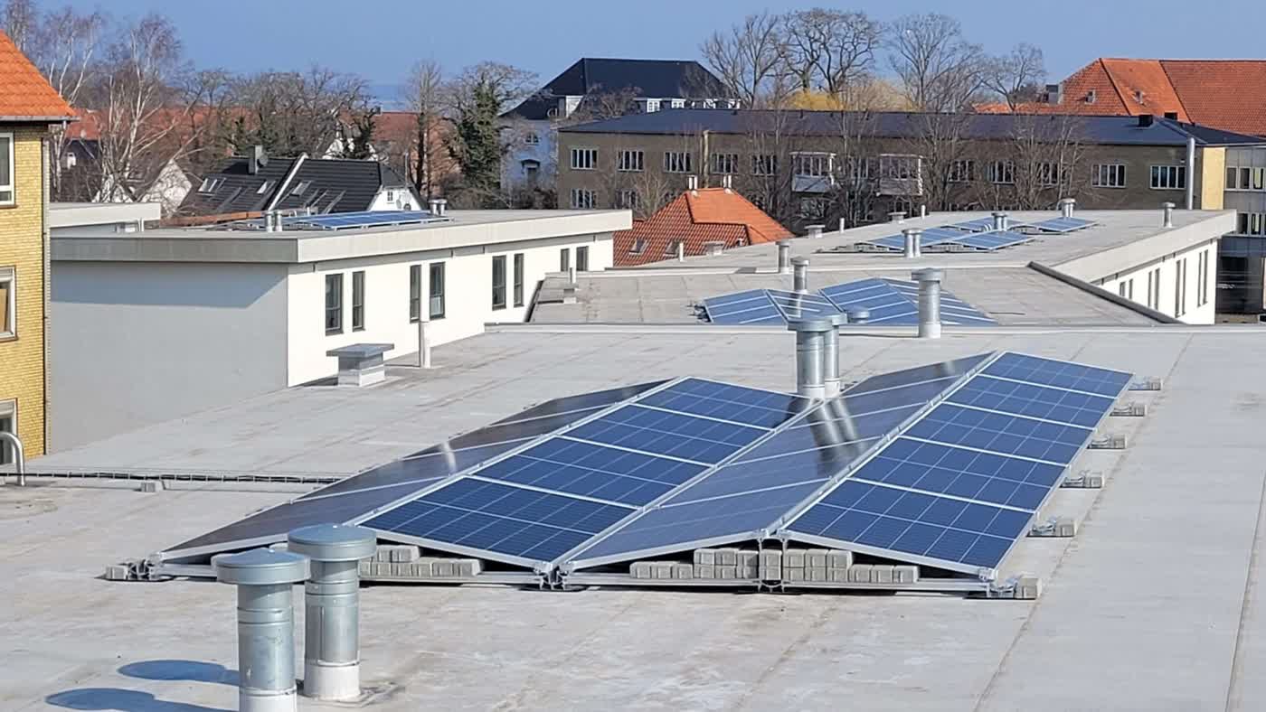 27 kWp solcelleanlæg på boligblokke.