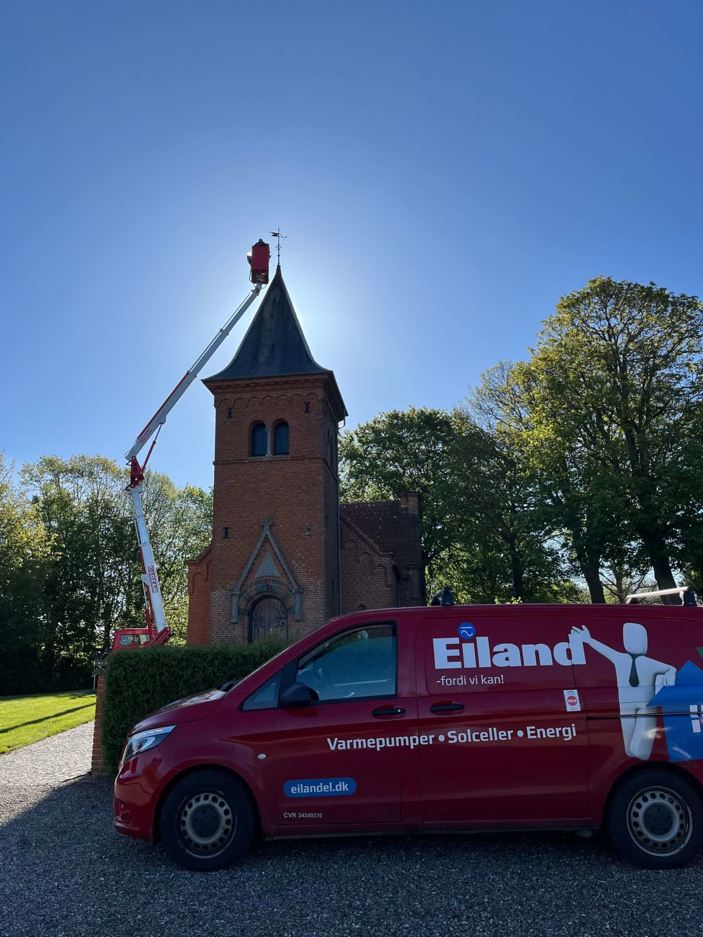 Reparation af lynafleder på Buerup Kirke